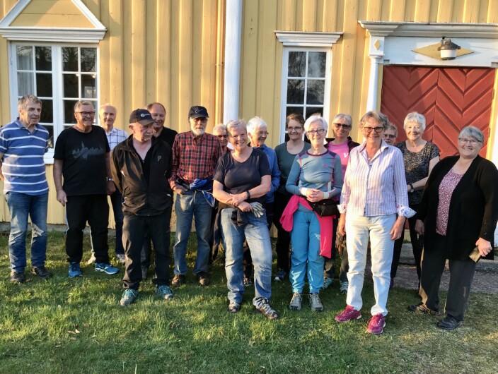 Dugnadsfolk framfor prestegarden i 2019 Dugnadsfolk framfor prestegarden i 2019