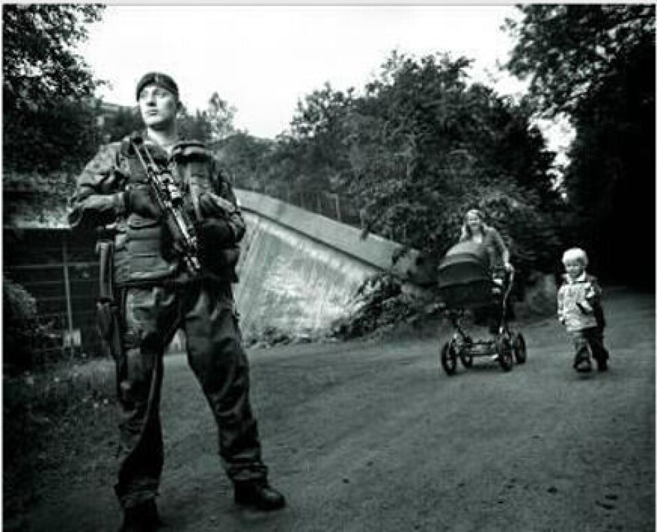Militære og sivile.