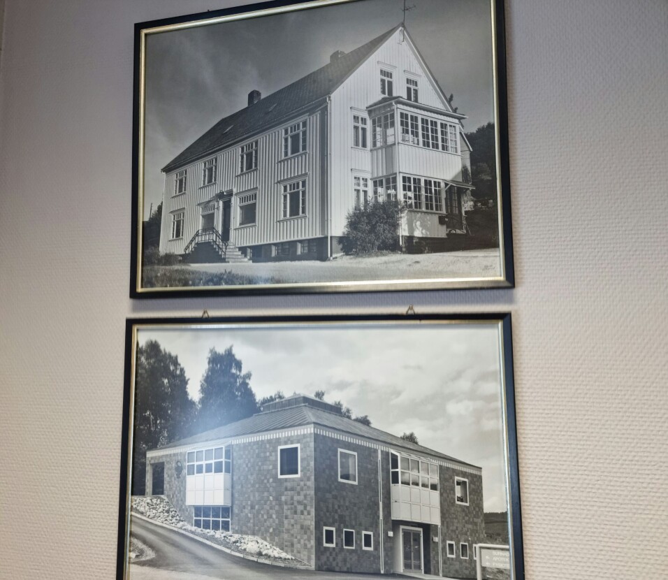 På veggen på kontoret henger bilder av gammelapoteket på Setergarden (øverst) og bygget som huset utsalget mellom 1987 og 2003