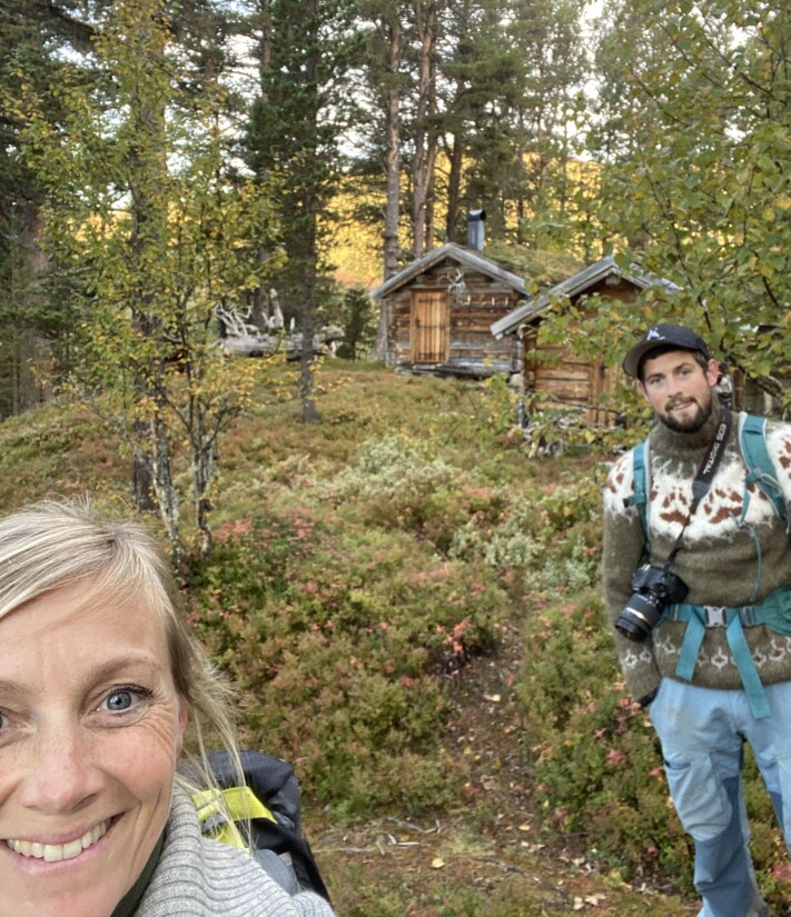 Åse og Gøran på leting etter spor av troll. Åse og Gøran på leting etter spor av troll.