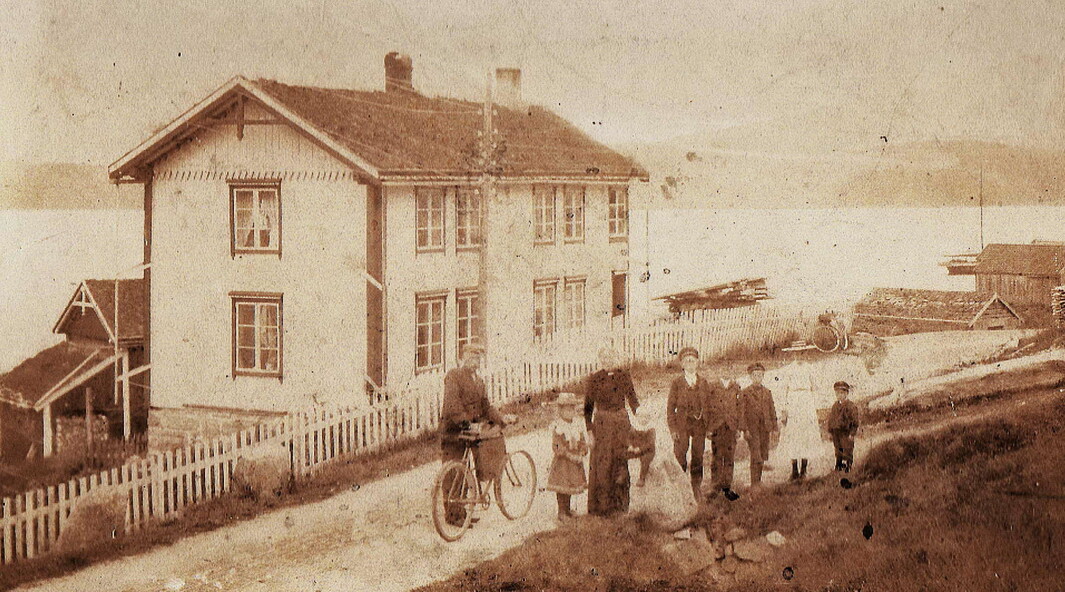 Johan Aasgaard og kona Ingeborg med barneflokken attmed Breidablikk – truleg i 1907. Johan Aasgaard og kona Ingeborg med barneflokken attmed Breidablikk – truleg i 1907.
