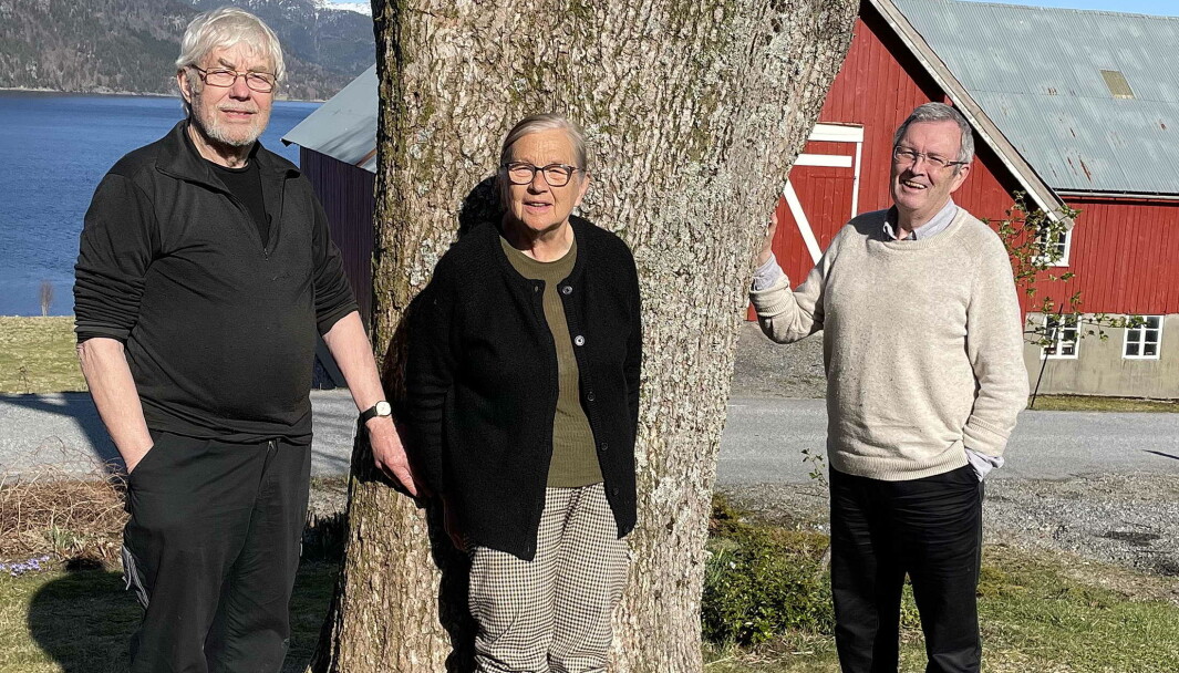 Denne tun-eika planta Johanne i unge år, fortel Ola og Torgunn Henden til Bernt Bøe (t.h.). Denne tun-eika planta Johanne i unge år, fortel Ola og Torgunn Henden til Bernt Bøe (t.h.).