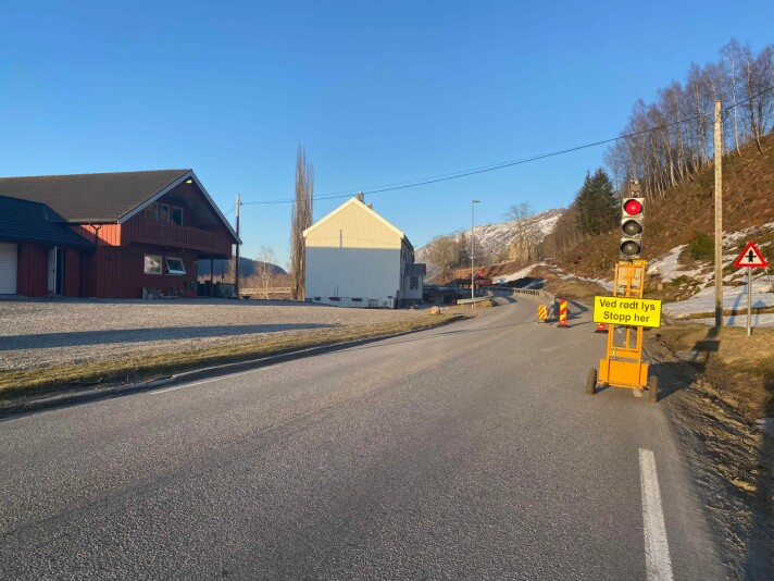 Det er viktig at trafikantane er klar over at det blir lysregulering med ei ventetid på inntil 15 minutter Det er viktig at trafikantane er klar over at det blir lysregulering med ei ventetid på inntil 15 minutter