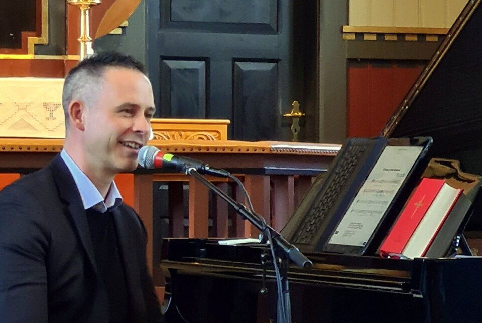 Kantor Bjørn Kleivenes Vevang ved flygelet i kirka. Bjørn Kleivenes Vevang ved flygelet i Rindal kirke