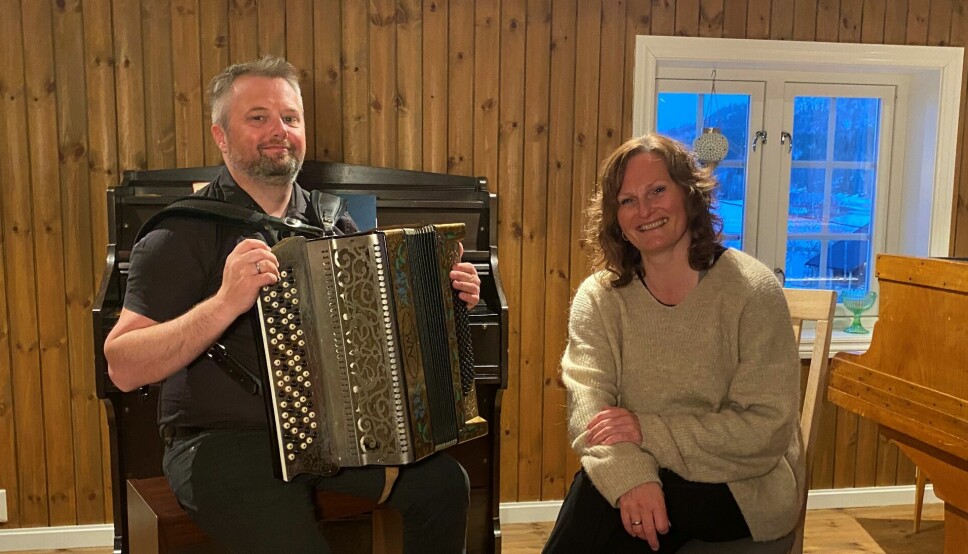 Ronny Kjøsen og Marit Løfaldli inviterer til kammersmusikk på låven.