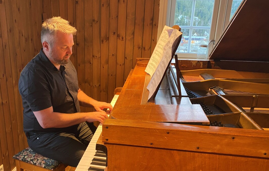 Marit og Ronny har kjøpt et hundre år gammelt flygel, som nå er en del av det faste inventaret på musikkloftet. Marit og Ronny har kjøpt et hundre år gammelt flygel, som nå er en del av det faste inventaret på musikkloftet.