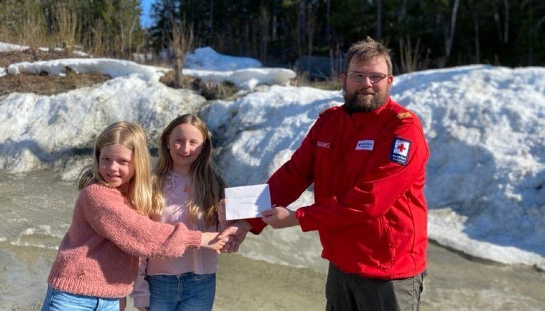 Leah Elvira og Lilja ga pengene de har samla inn til Richard Halgunset i Rindal Røde Kors. Leah Elvira og Lilja ga pengene de har samla inn til Richard Halgunset i Rindal Røde Kors.