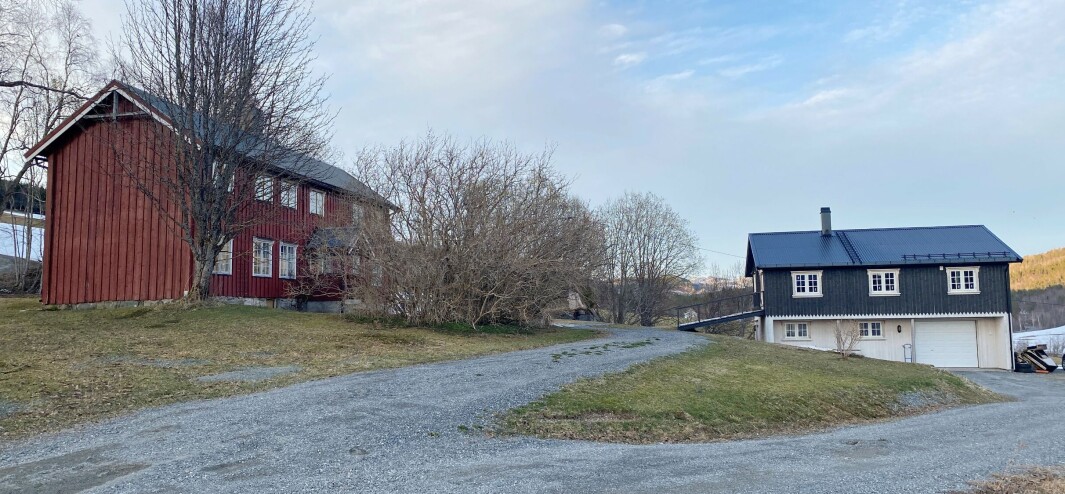 Gardstunet i Trøen, med musikklåven til høyre. Gardstunet i Trøen, med musikklåven til høyre.