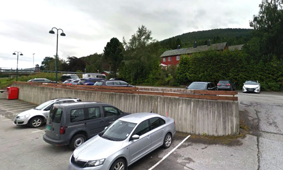Bellebu er det røde huset i Skeikrysset. Inngangen er ved parkeringsplassen på øversida av Coop Extra.