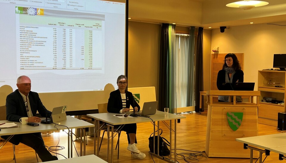 Kommunedirektør, Ordfører og Økonomisjef i en for anledningen forferdelig lyssatt Svorka-sal Kommunedirektør, Ordfører og Økonomisjef i en for anledningen forferdelig lyssatt Svorka-sal
