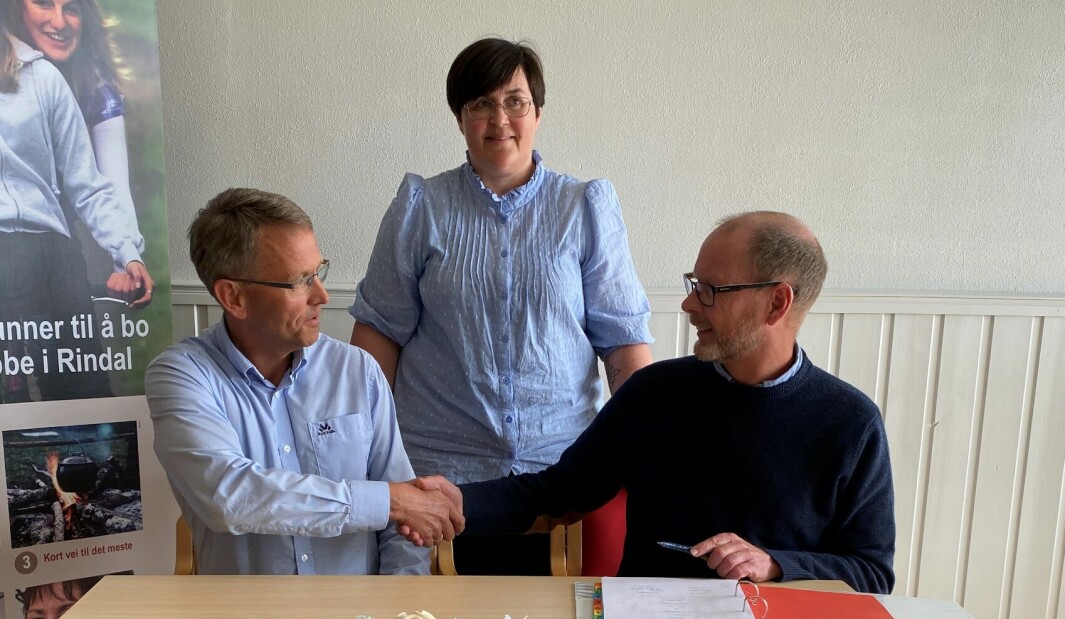 Seksjonsleder i Helseplattformen Øyvind Høyland, ordfører Vibeke Langli og kommunedirektør Mons Otnes ved inngåelse av tjenesteavtalen.