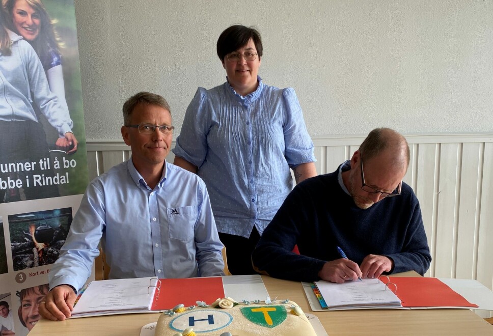 Kommunedirektør Mons Otnes underskriver avtalen med Helseplattformen.