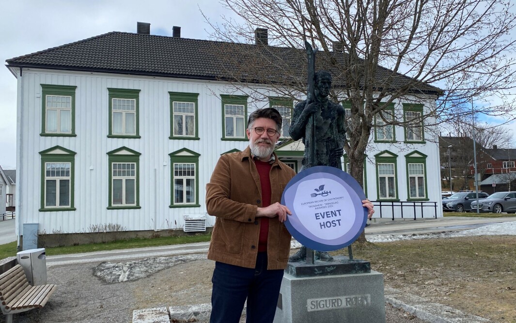 Tom Godtland med beviset på at torgdagen i Rindal har blitt sertifisert som Tom Godtland med beviset på at torgdagen i Rindal har blitt sertifisert som