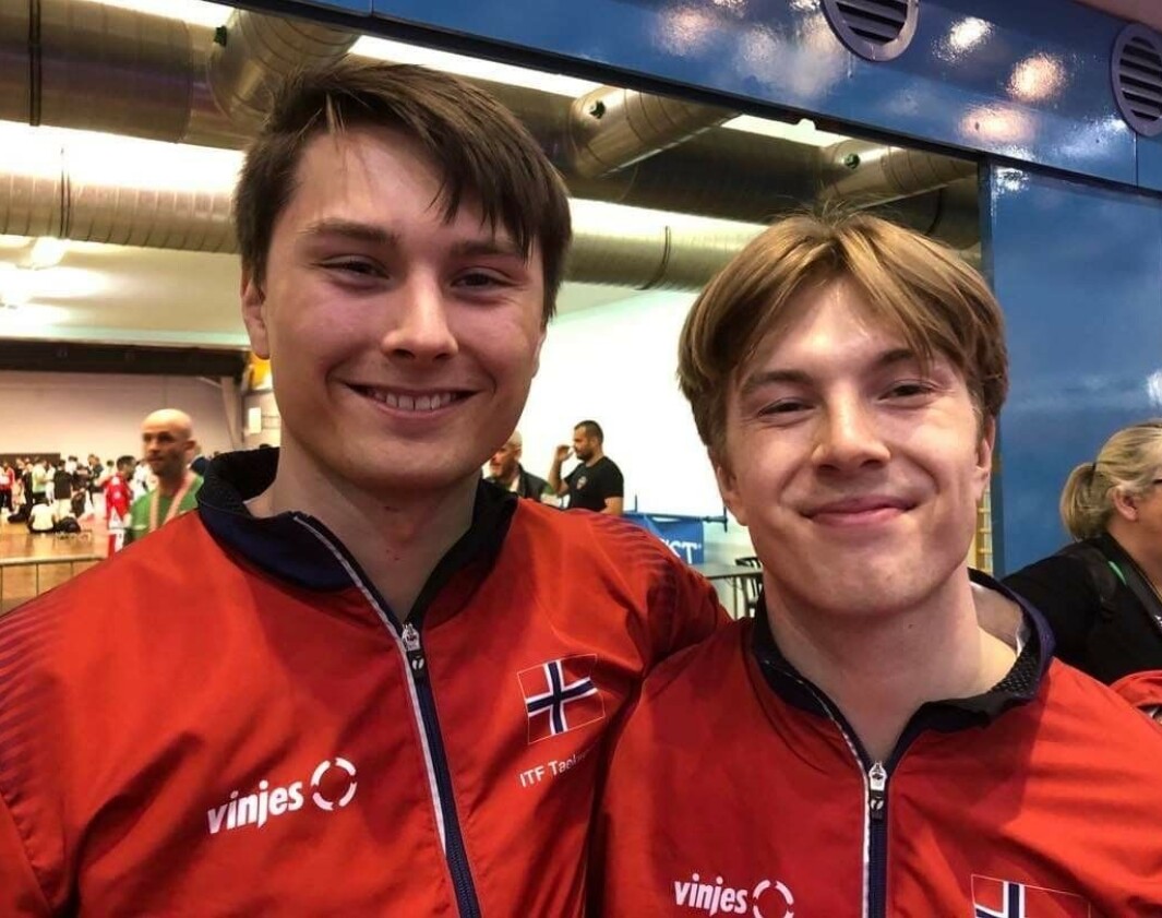Kristian Gjersvold og Lars Tønder fra Trondheim Taekwon-Do klubb fekk sølvmedalje saman i sparring. Kristian Gjersvold og Lars Tønder fra Trondheim Taekwon-Do klubb fekk sølvmedalje saman i sparring.