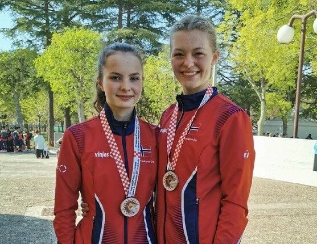 Heidi Fiske og Aurora Berle med bronsemedaljar i lagmønster. Heidi Fiske og Aurora Berle med bronsemedaljar i lagmønster.