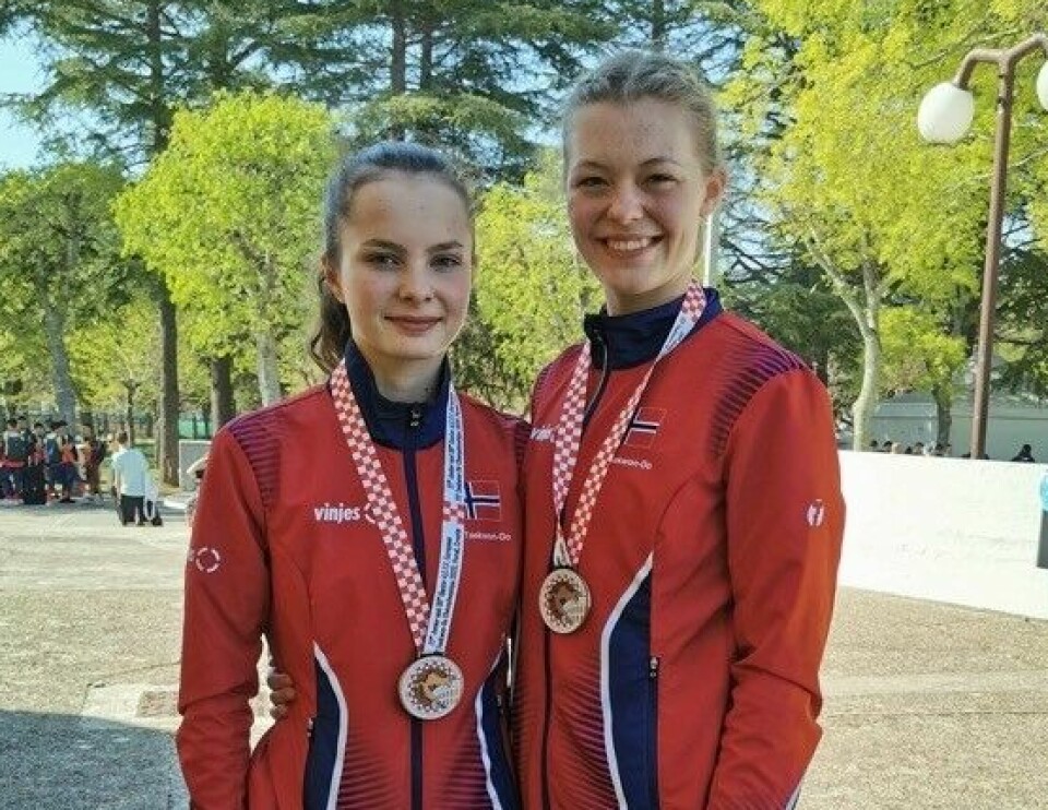 Heidi Fiske og Aurora Berle med bronsemedaljar i lagmønster.