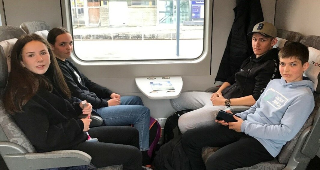 Tina, Ane, Håkon og Jonas på toget til Gardermoen. Tina, Ane, Håkon og Jonas på toget til Gardermoen.
