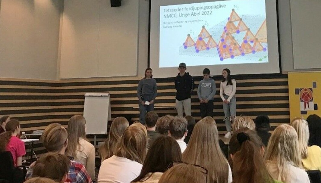Det var nok mange som var nervøse, da dei skulle presentere prosjektet sitt framfor ein full sal. Det var nok mange som var nervøse, da dei skulle presentere prosjektet sitt framfor ein full sal.