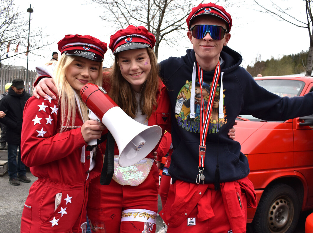 Hennie Kvendset Fiske (i midten) feiret 19-årsdagen sin med russedåp! Her sammen med Eline Løset og Magnus Bakken Hennie Kvendset Fiske (i midten) feiret 19-årsdagen sin med russedåp! Her sammen med Eline Løset og Magnus Bakken