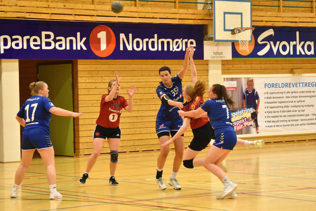 Kristin Hilstad Garte på vei mot mål. Line Indergård (til venstre) og Emilie Brøske Rønning (til høyre) Kristin Hilstad Garte på vei mot mål. Line Indergård (til venstre) og Emilie Brøske Rønning (til høyre)