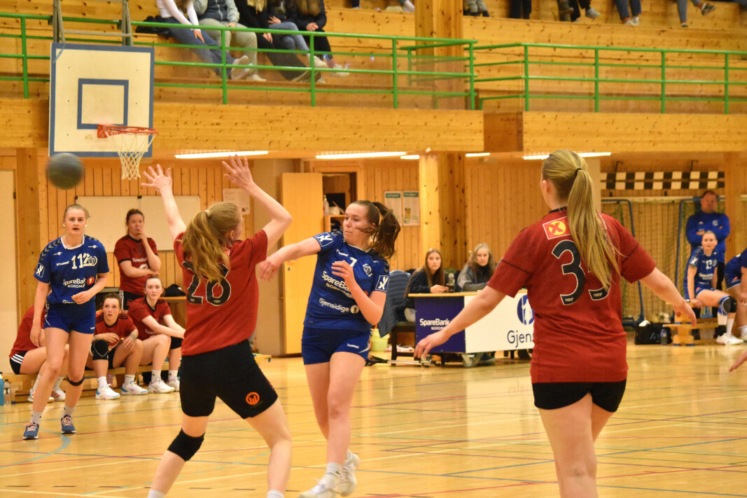 Emilie Brøske Rønning scorer ette av sine fire mål. Emma Storkås til venstre i bildet. Emilie Brøske Rønning scorer ette av sine fire mål. Emma Storkås til venstre i bildet.