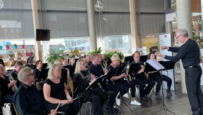 Surnadal Hornmusikk med dirigent Einar Sødergren Surnadal Hornmusikk med dirigent Einar Sødergren