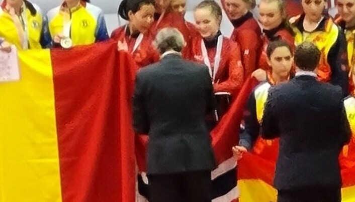 Aurora og Heidi får medaljene sine Aurora og Heidi får medaljene sine