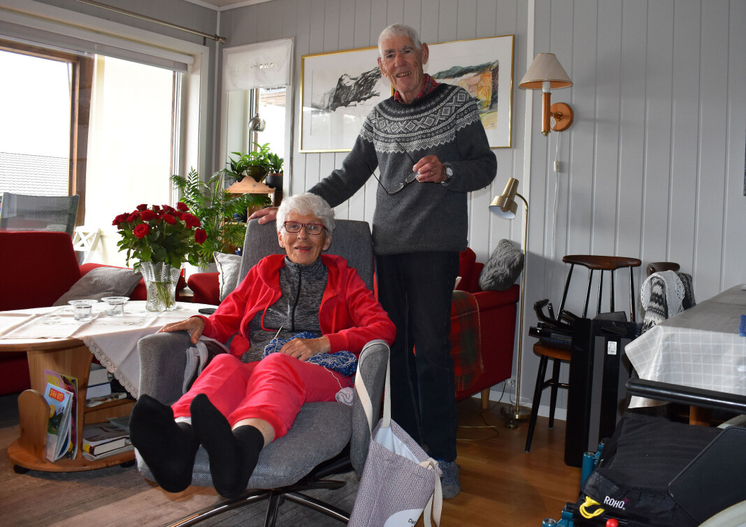 Styrkår (88) er til god hjelp for Kjellaug - Eg arbeider for tida i halv stilling som sjukepleiar, smilar han Styrkår (88) er til god hjelp for Kjellaug - Eg arbeider for tida i halv stilling som sjukepleiar, smilar han