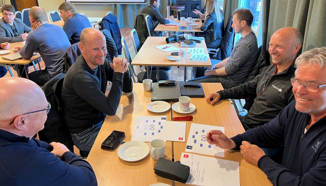 Paul Lilleløkken og Elmer Talgø fra Talgø Møre-Tre (nærmest kamera), og Morten Nergård og Olav Reitan fra Bergmoen Snekkerverksted i munter passiar. Paul Lilleløkken og Elmer Talgø fra Talgø Møre-Tre (nærmest kamera), og Morten Nergård og Olav Reitan fra Bergmoen Snekkerverksted i munter passiar.