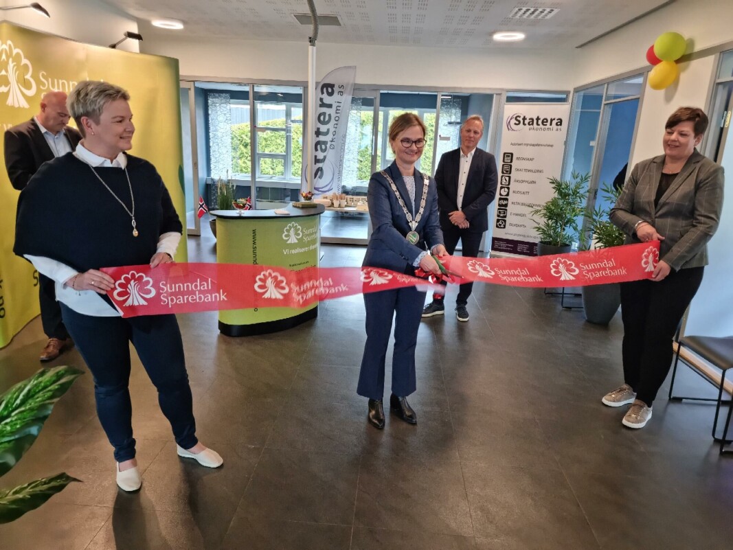 Fra venstre: Banksjef Jonny Engdahl (bak), Mette Helen Mikkelsen, ordfører Margrethe Svinvik, Steinar Aasbø (bak) og Bjørg Aa Fra venstre: Banksjef Jonny Engdahl (bak), Mette Helen Mikkelsen, ordfører Margrethe Svinvik, Steinar Aasbø (bak) og Bjørg Aa