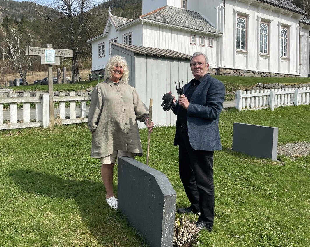 Inger Lise Heggem og Bernt Bøe i soknerådet har rive og reiskap klar og byr opp til mannjamn innsats for å snørte opp til festdagane seinare i mai. Inger Lise Heggem og Bernt Bøe i soknerådet har rive og reiskap klar og byr opp til mannjamn innsats for å snørte opp til festdagane seinare i mai.