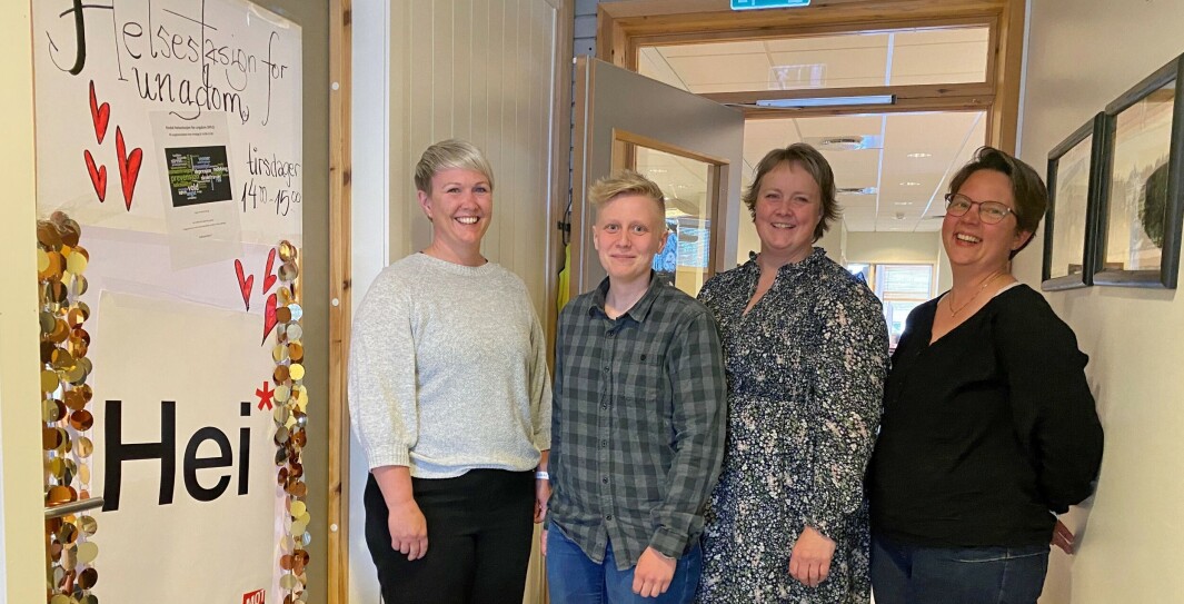 Kirsti Grytbakk, Daniela Bjerklund, Berit Moan Møkkelgård og Agnethe Halgunset foran døra til helsestasjonen på ungdomsskolen. Kirsti Grytbakk, Daniela Bjerklund, Berit Moan Møkkelgård og Agnethe Halgunset foran døra til helsestasjonen på ungdomsskolen.