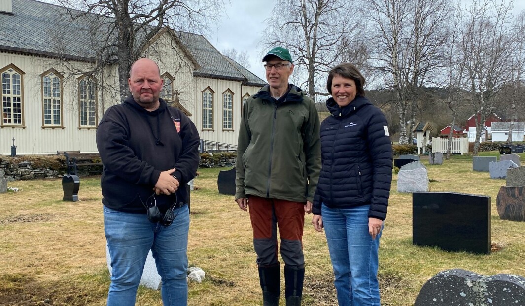 Jan Brødreskift, Bjarne Nordlund og Arnhild Foseide Fagerholt håper at mange vil stille opp og hjelpe til med å holde kirkegården ryddig og velstelt i sommer.