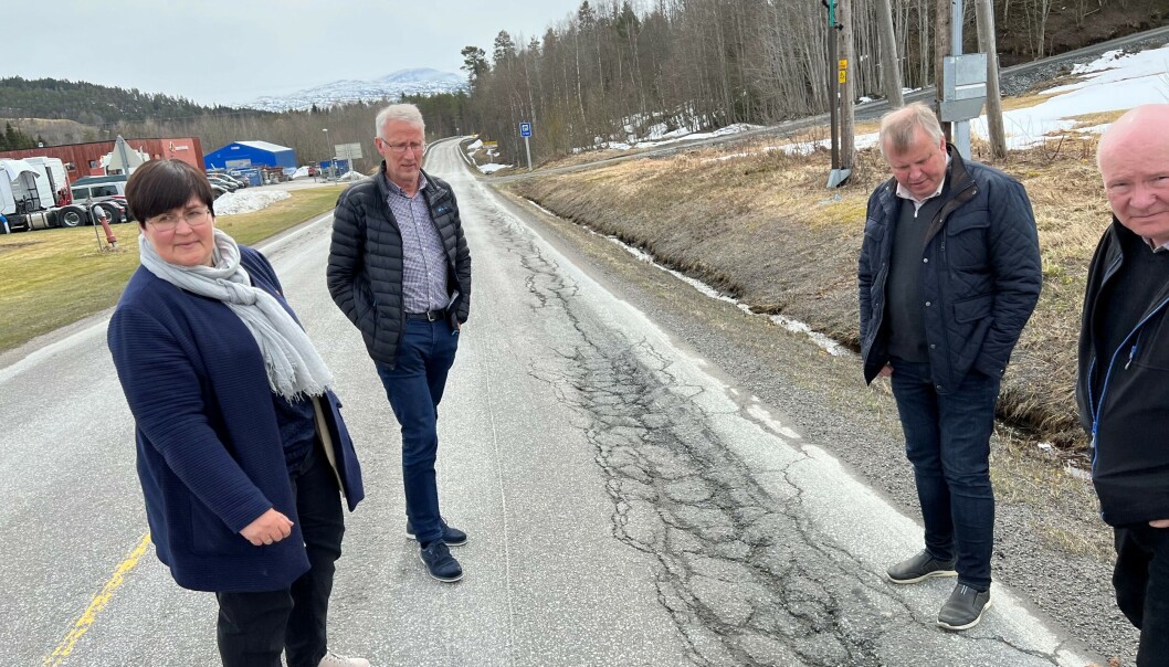 Ordfører Vibeke Langli og Ola T. Heggem i Rindal Senterparti viser frem standarden på fylkesvei 65 forbi Stokkøyan industriområde. Hallgeir Grøntvedt fra hovedutvalg veg i Trøndelag og gruppeleder i Trøndelag Senterparti Steinar Aspli lot seg neppe imponere. Ordfører Vibeke Langli og Ola T. Heggem i Rindal Senterparti viser frem standarden på fylkesvei 65 forbi Stokkøyan industriområde. Hallgeir Grøntvedt fra hovedutvalg veg i Trøndelag og gruppeleder i Trøndelag Senterparti Steinar Aspli lot seg neppe imponere.