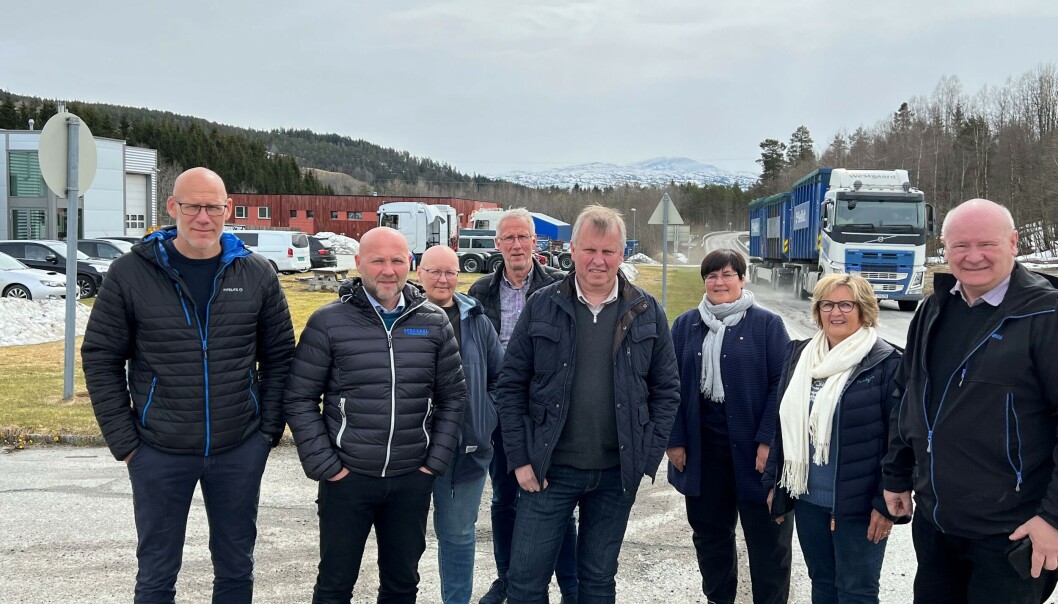 Hele gjengen samlet på Stokkøyan. Fra venstre: Kjetil Løften, Atle Norli, Bettina Røen Helgetun, Ola T. Heggem, Hallgeir Grøntvedt, Vibeke Langli, Kirsti Barbo Landsem og Steinar Aspli. Relevant tungtransport passerte akkurat da fotografen trengte det. Hele gjengen samlet på Stokkøyan. Fra venstre: Kjetil Løften, Atle Norli, Bettina Røen Helgetun, Ola T. Heggem, Hallgeir Grøntvedt, Vibeke Langli, Kirsti Barbo Landsem og Steinar Aspli. Relevant tungtransport passerte akkurat da fotografen trengte det.