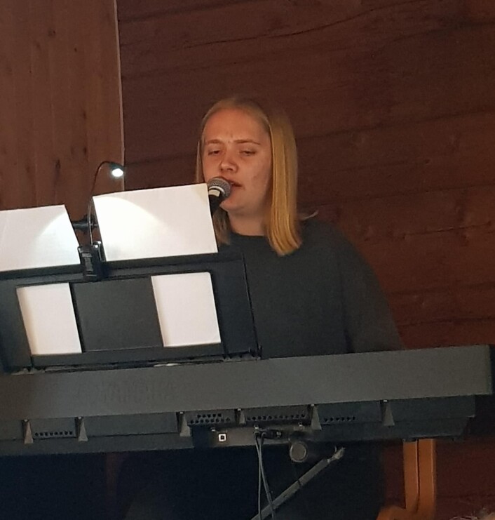 Sanna Steinshamn Reinfjord hadde to flotte innslag på piano og sang. Blant annet en nydelig fremførelse av «Har du fyr». Sanna er en flott representant for ungdommen i bygda, 17. mai stiller hun i Blæst`ns trommekorps. Sanna Steinshamn Reinfjord hadde to flotte innslag på piano og sang. Blant annet en nydelig fremførelse av «Har du fyr». Sanna er en flott representant for ungdommen i bygda, 17. mai stiller hun i Blæst`ns trommekorps.