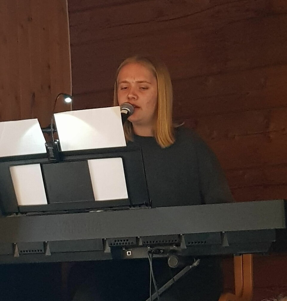 Sanna Steinshamn Reinfjord hadde to flotte innslag på piano og sang. Blant annet en nydelig fremførelse av «Har du fyr». Sanna er en flott representant for ungdommen i bygda, 17. mai stiller hun i Blæst`ns trommekorps.