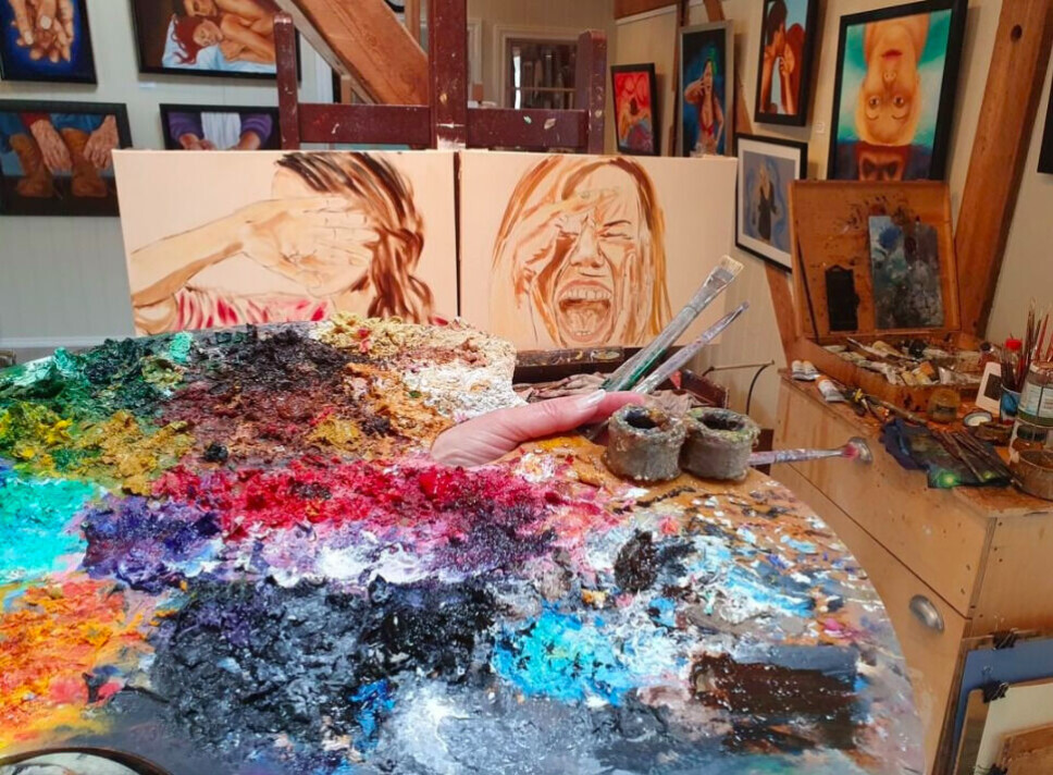 Nå var det på tide med nye prosjekt på staffeliet. 🎨Dette er raske, grove skisser utført med pensel og oljemaling rett på lerretet. Alle mine maleri starter slik, før jeg bygger opp lag på lag med detaljer. Jeg tør ikke si å mye om disse maleriene enda - kjenner det er litt skummelt - men planen er at det skal bli en slags serie, med flere bilder som hører sammen. Må innrømme jeg er litt sent selv også, da planen er å gjøre noe helt annerledes enn vanlig.... 🎨😲