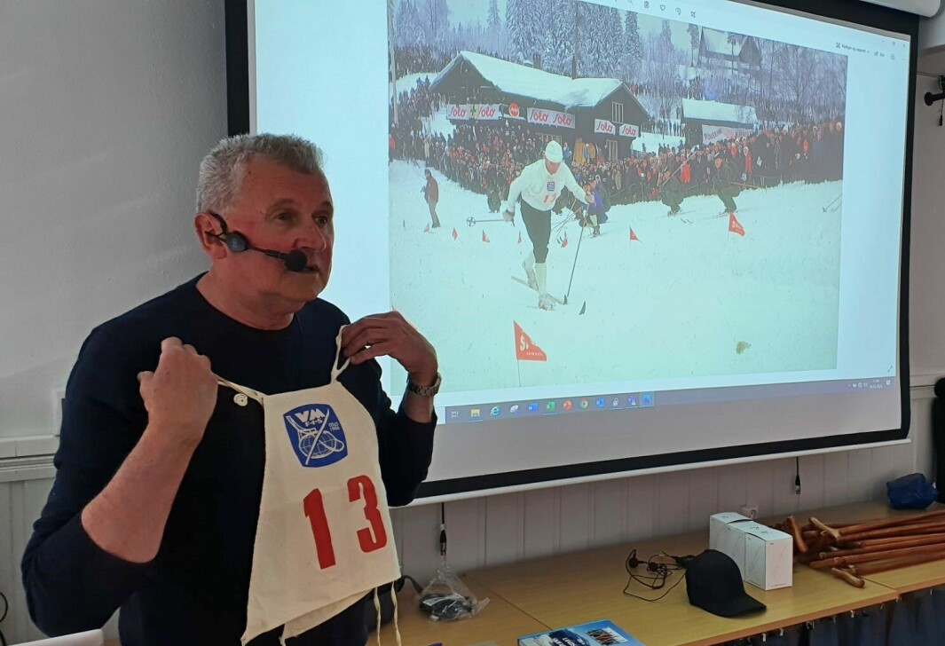Terje By med Sverre Stensheim sitt startnummer fra VM i Oslo i 1966, hvor han også ble nr 13. Sverre Stensheim (på bildet på skjermen bak) er en legende i norsk skisport. Han gikk for Snøhetta på Oppdal, på Landsem-ski, og vant 5-mila i Holmenkollen tre ganger på rad i 1959, 1960 og 1961.