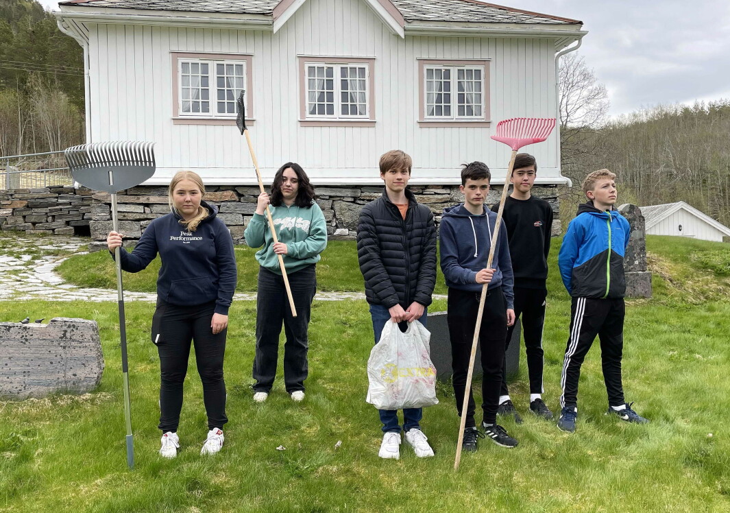 Konfirmantane var oppfordra til frivillig deltaking. Omtrent alle møtte og bidrog til at kyrkjeområdet er rydda og reint til konfirmasjonsdagen 26. mai. Konfirmantane var oppfordra til frivillig deltaking. Omtrent alle møtte og bidrog til at kyrkjeområdet er rydda og reint til konfirmasjonsdagen 26. mai.