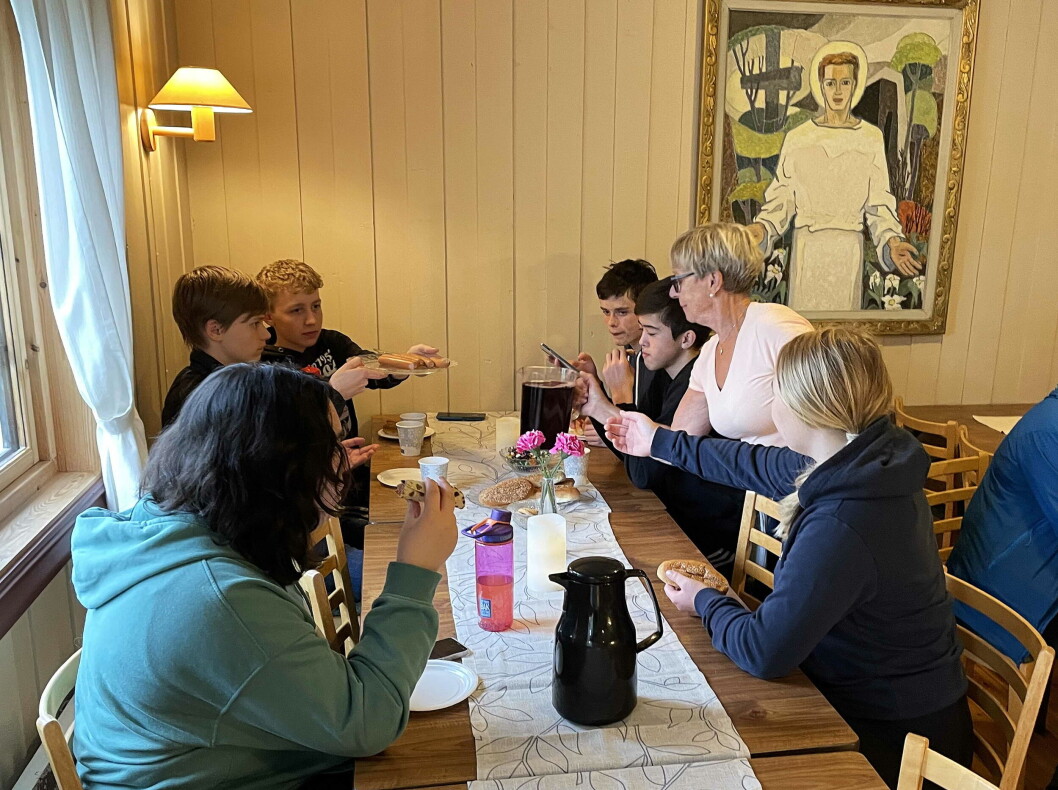 Mat og drikke er vel fortent, seier soknerådsleiar Eva og sørgjer for at konfirmantane får saft attåt pølsene. Mat og drikke er vel fortent, seier soknerådsleiar Eva og sørgjer for at konfirmantane får saft attåt pølsene.