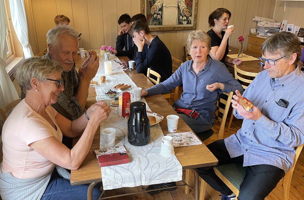 God stemning attmed kaffebordet i Kyrkjastua etter endt dugnad. God stemning attmed kaffebordet i Kyrkjastua etter endt dugnad.