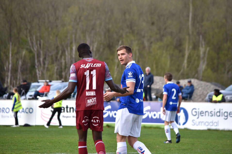 Lars Mogstad i diskusjon med Moses Dramwi Mawa