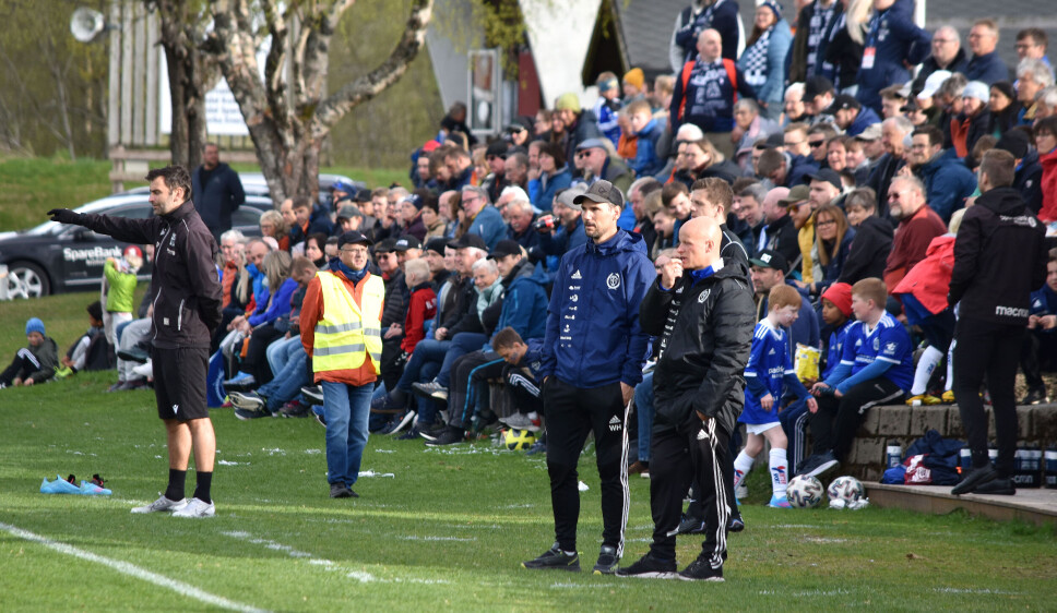 Webjørn Holten og Espen Vraalsen spekulerer. Assistenttrener for KBK er Magne Hoseth