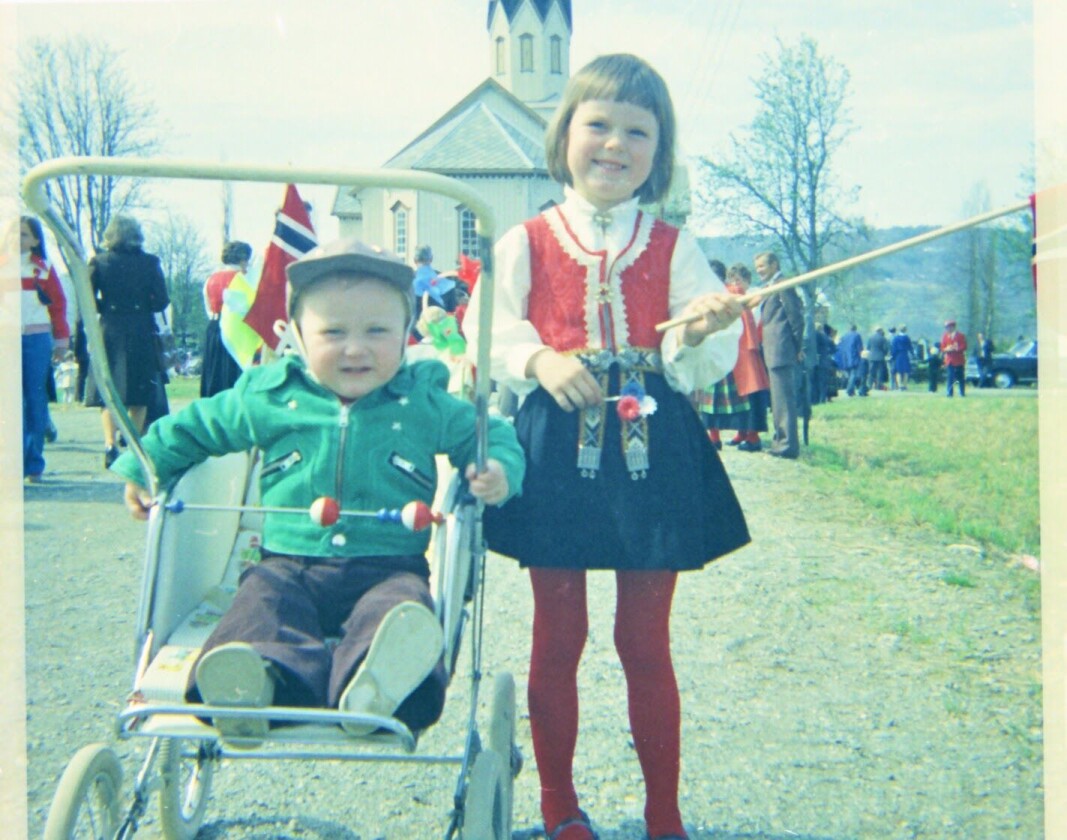 Håkon og Eli utenfor Rindal Kirke. Håkon og Eli utenfor Rindal Kirke.