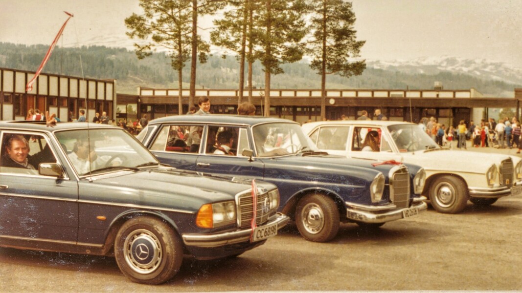 Et lite Mercedesopptog på Rindal Skole i 1977. Med forbehold om feil, gjetter jeg Lars Bakken og Asbjørn "Bobbo" Rindal i den nærmeste bilen, Ole Solvik i den blå, Birger Bakken og Bodil Korshamn i den borterste.