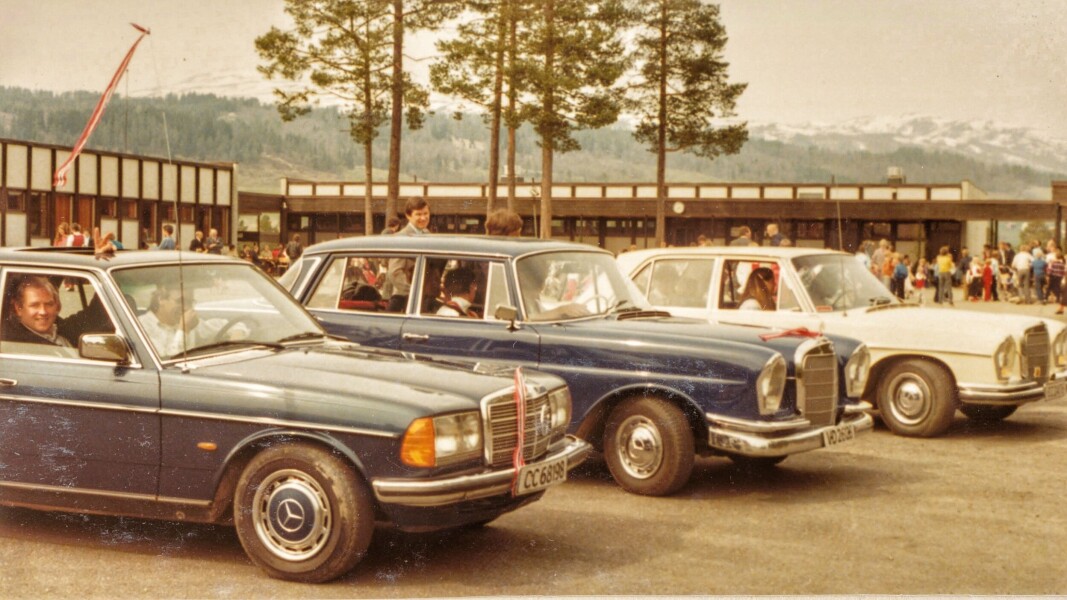 Et lite Mercedesopptog på Rindal Skole i 1977. Med forbehold om feil, gjetter jeg Lars Bakken og Asbjørn "Bobbo" Rindal i den nærmeste bilen, Ole Solvik i den blå, Birger Bakken og Bodil Korshamn i den borterste. Et lite Mercedesopptog på Rindal Skole i 1977. Med forbehold om feil, gjetter jeg Lars Bakken og Asbjørn "Bobbo" Rindal i den nærmeste bilen, Ole Solvik i den blå, Birger Bakken og Bodil Korshamn i den borterste.