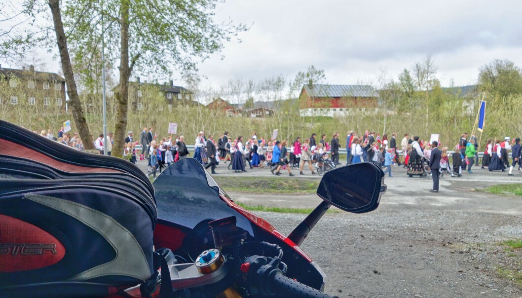 Når man verken har barn eller barnebarn, frister hestene mine mer enn toget. I 2017 kom vi oss ikke ut før toget hadde passert garasjen. Når man verken har barn eller barnebarn, frister hestene mine mer enn toget. I 2017 kom vi oss ikke ut før toget hadde passert garasjen.