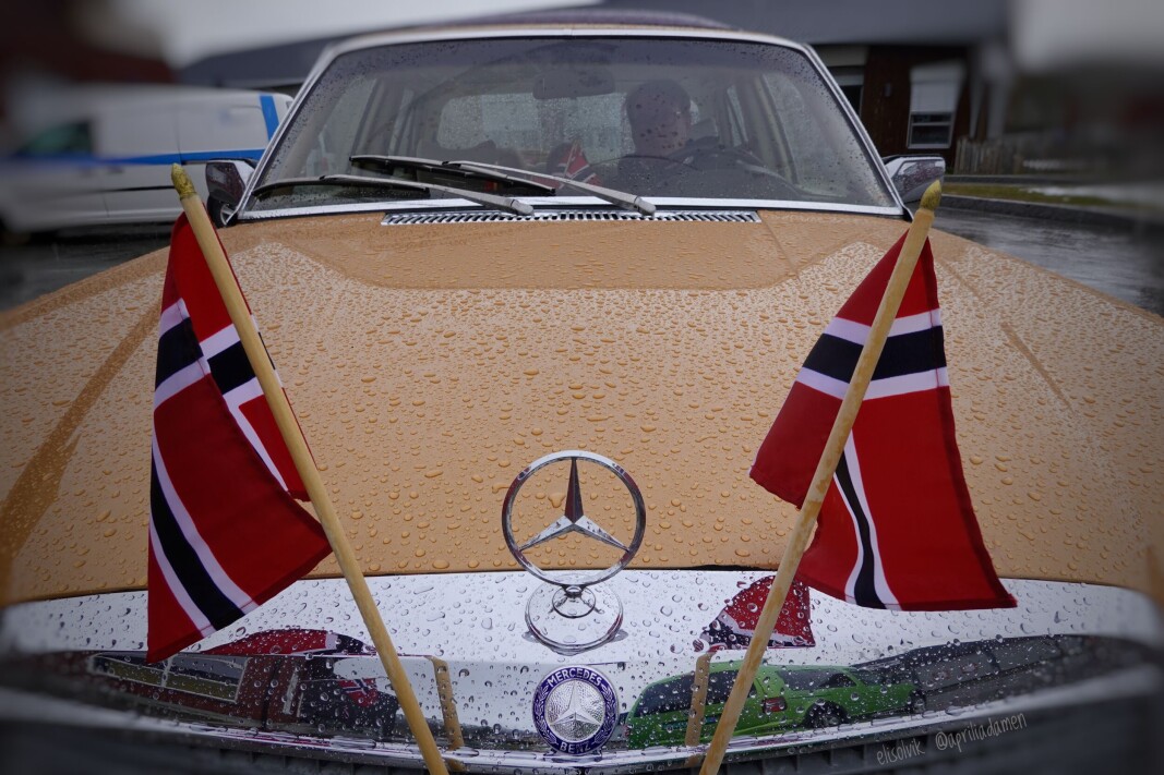 I traktortoget er det også åpent for motorsykler, veteran- og russebiler. Nils Stokke i sin 17.maipynta Mercedes. I traktortoget er det også åpent for motorsykler, veteran- og russebiler. Nils Stokke i sin 17.maipynta Mercedes.