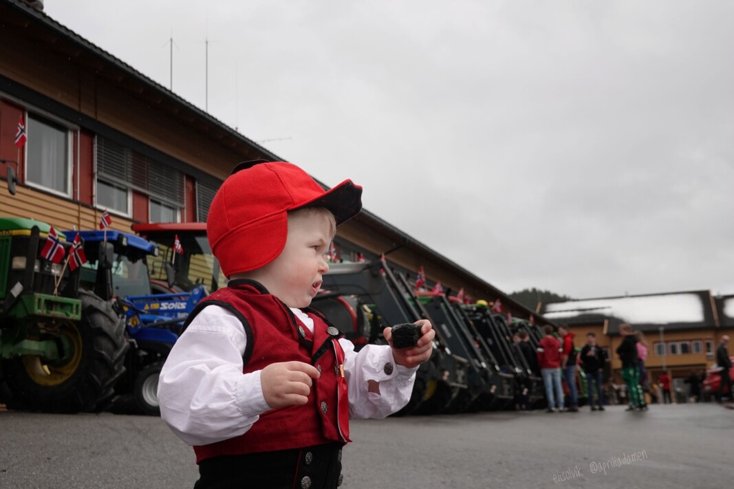 Odin Kvernberg får representere alle de ungene som ikke har tålmodighet til å sitte i vogn. Her på Helsetunet i Rindal 17.mai 2020. Odin Kvernberg får representere alle de ungene som ikke har tålmodighet til å sitte i vogn. Her på Helsetunet i Rindal 17.mai 2020.